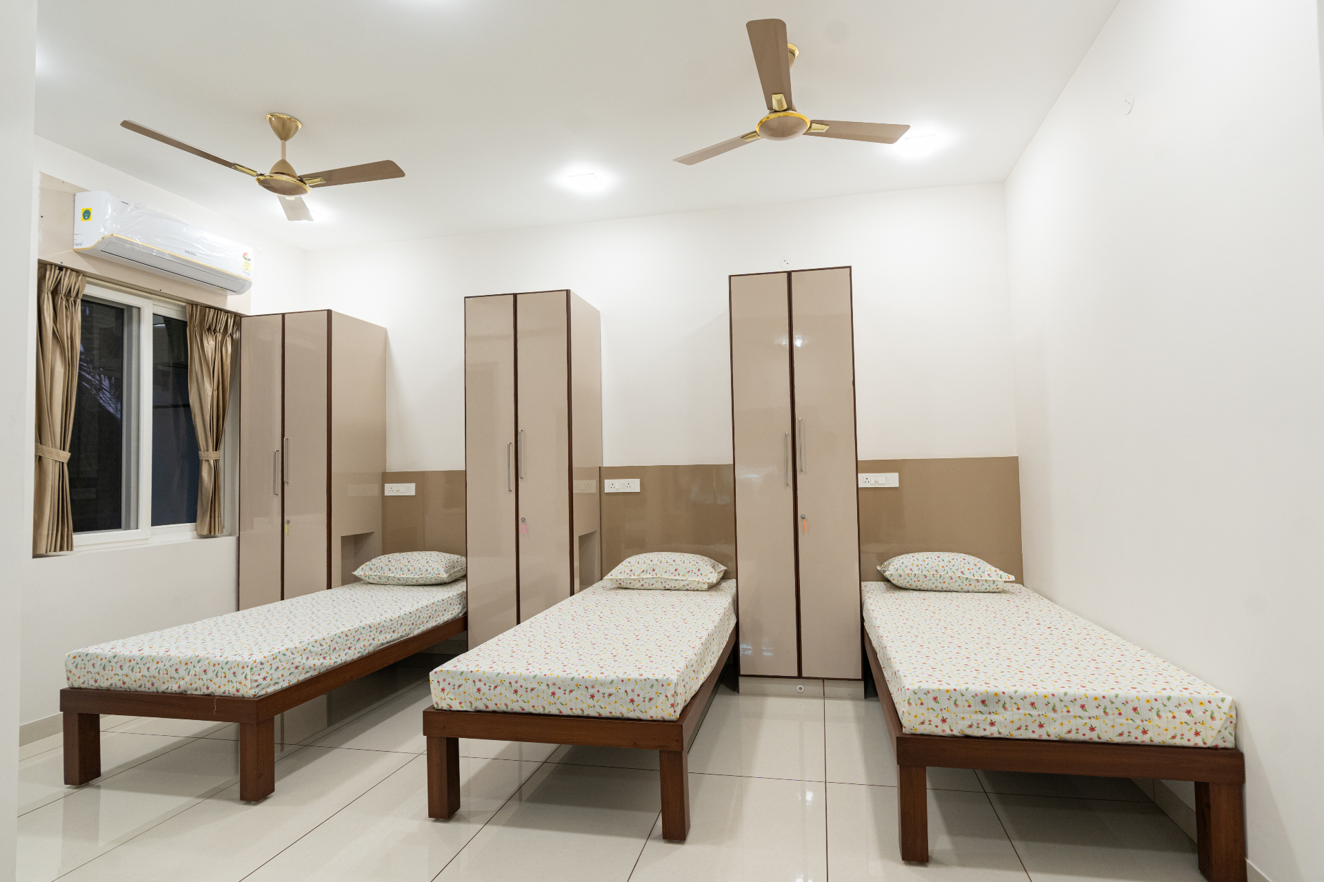 Deluxe Room - AC furnished room at ladies hostel in Saravanampatti Coimbatore