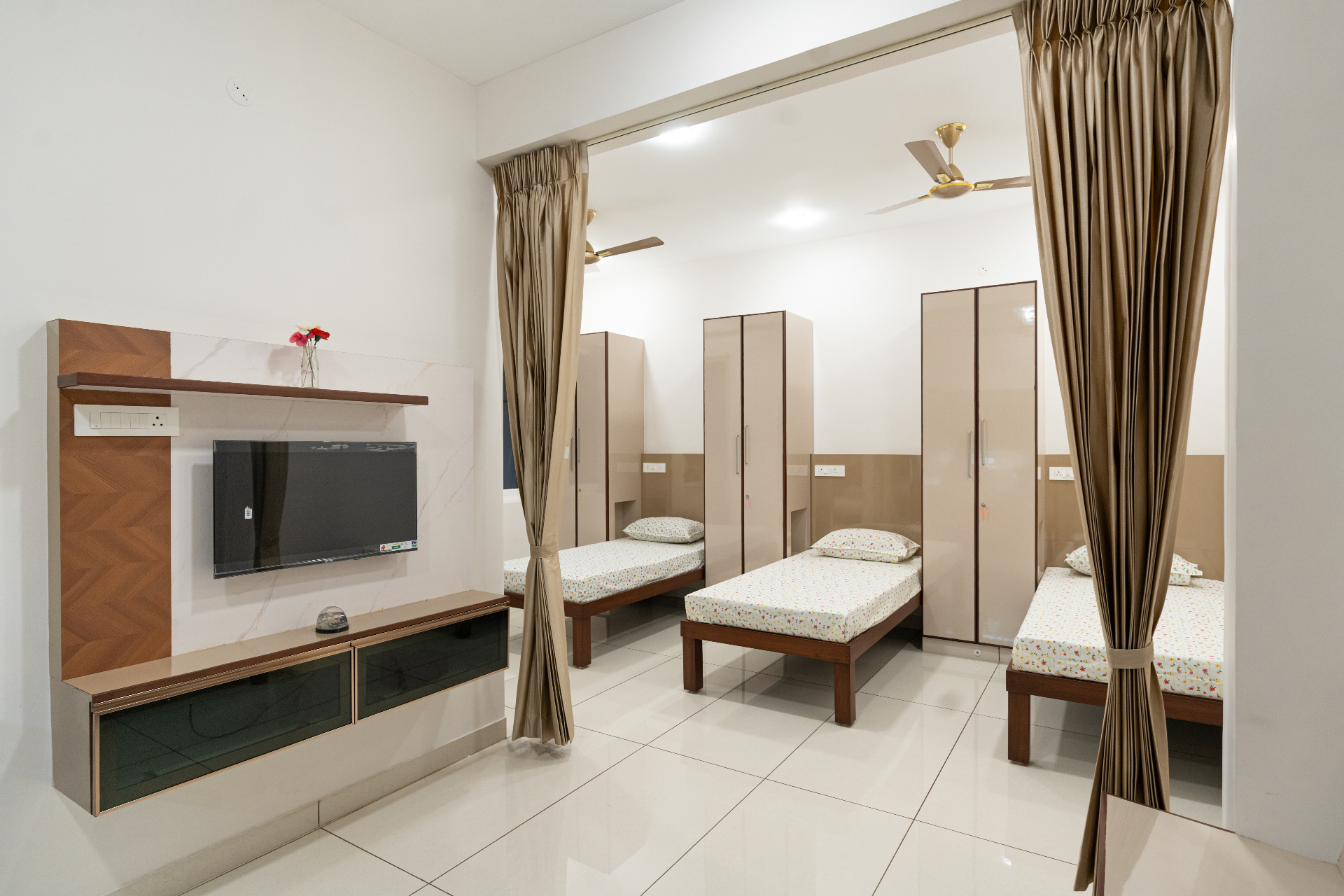 Suite Room - AC furnished room at ladies hostel in Saravanampatti Coimbatore